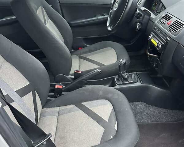 Серый Шкода Фабия, объемом двигателя 1.4 л и пробегом 203 тыс. км за 4800 $, фото 16 на Automoto.ua