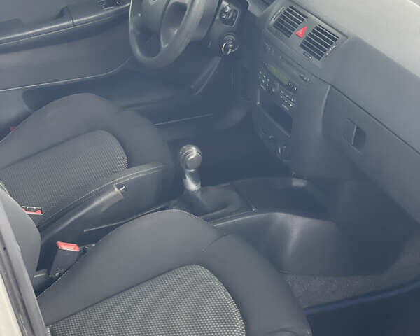 Серый Шкода Фабия, объемом двигателя 1.4 л и пробегом 231 тыс. км за 4500 $, фото 17 на Automoto.ua