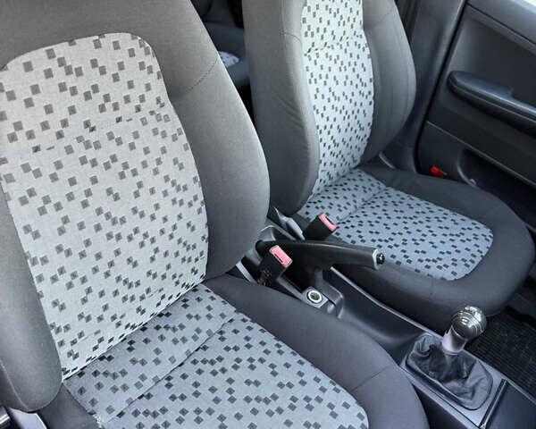 Серый Шкода Фабия, объемом двигателя 1.39 л и пробегом 190 тыс. км за 4300 $, фото 15 на Automoto.ua