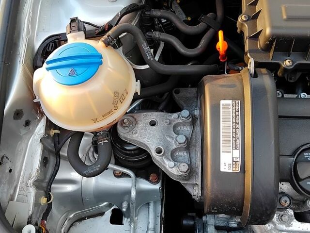 Серый Шкода Фабия, объемом двигателя 1.4 л и пробегом 208 тыс. км за 4400 $, фото 4 на Automoto.ua