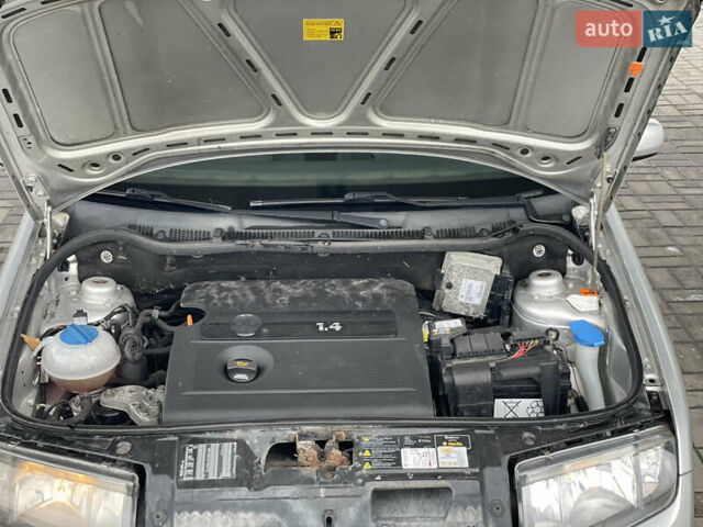 Серый Шкода Фабия, объемом двигателя 1.4 л и пробегом 231 тыс. км за 4500 $, фото 13 на Automoto.ua