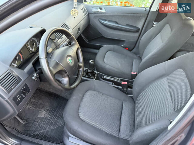 Серый Шкода Фабия, объемом двигателя 1.39 л и пробегом 202 тыс. км за 5200 $, фото 4 на Automoto.ua