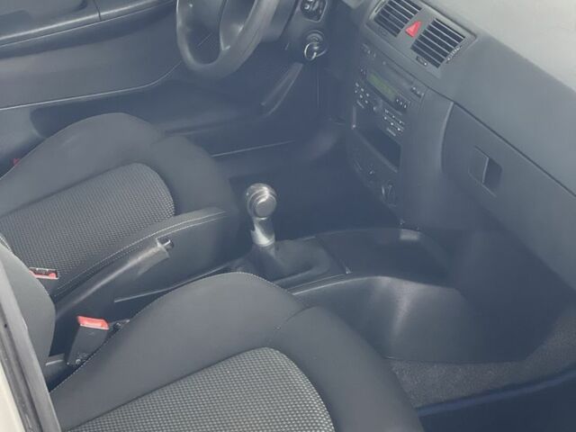 Серый Шкода Фабия, объемом двигателя 1.4 л и пробегом 231 тыс. км за 4500 $, фото 15 на Automoto.ua