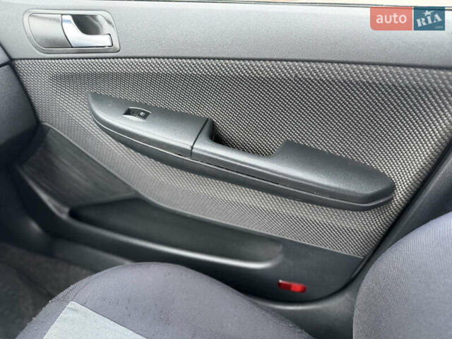 Сірий Шкода Фабія, об'ємом двигуна 1.42 л та пробігом 370 тис. км за 3300 $, фото 32 на Automoto.ua