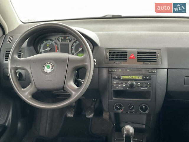 Серый Шкода Фабия, объемом двигателя 1.4 л и пробегом 231 тыс. км за 4500 $, фото 14 на Automoto.ua