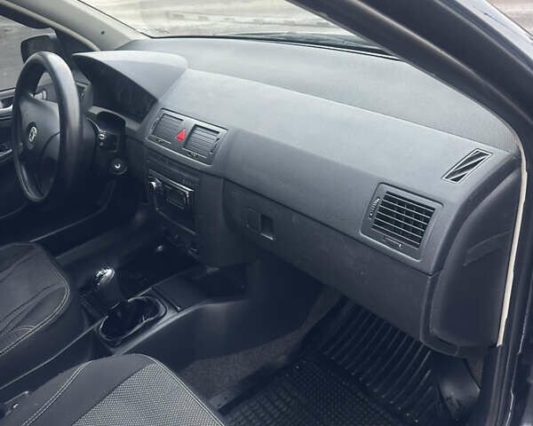 Серый Шкода Фабия, объемом двигателя 1.39 л и пробегом 180 тыс. км за 4350 $, фото 11 на Automoto.ua