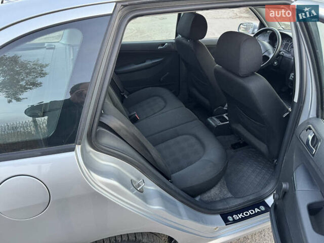 Серый Шкода Фабия, объемом двигателя 1.4 л и пробегом 183 тыс. км за 4500 $, фото 4 на Automoto.ua