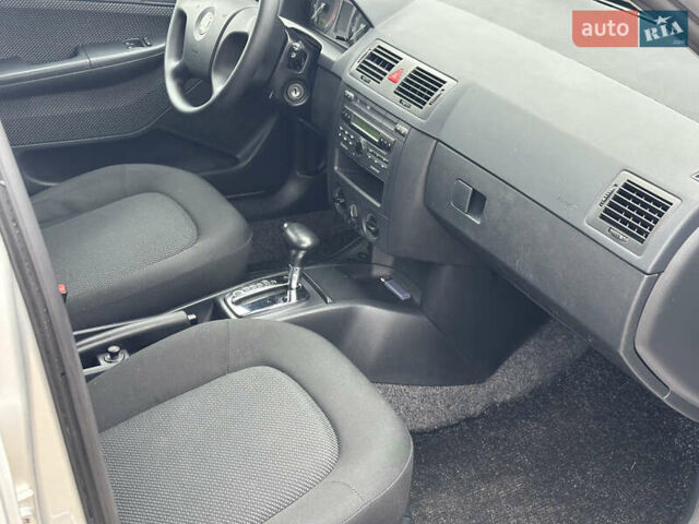 Серый Шкода Фабия, объемом двигателя 1.4 л и пробегом 217 тыс. км за 5499 $, фото 8 на Automoto.ua