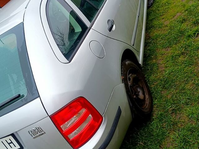 Серый Шкода Фабия, объемом двигателя 1.4 л и пробегом 385 тыс. км за 3530 $, фото 2 на Automoto.ua