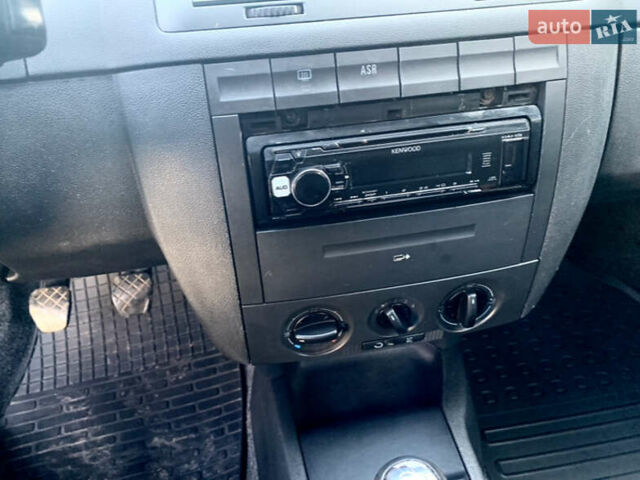 Серый Шкода Фабия, объемом двигателя 1.39 л и пробегом 253 тыс. км за 4900 $, фото 7 на Automoto.ua