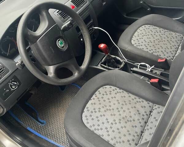 Сірий Шкода Фабія, об'ємом двигуна 1.2 л та пробігом 200 тис. км за 2600 $, фото 4 на Automoto.ua