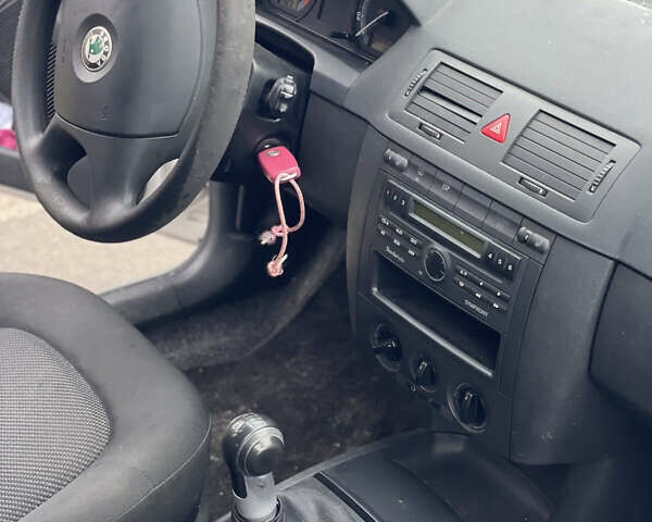 Серый Шкода Фабия, объемом двигателя 1.4 л и пробегом 226 тыс. км за 4550 $, фото 7 на Automoto.ua