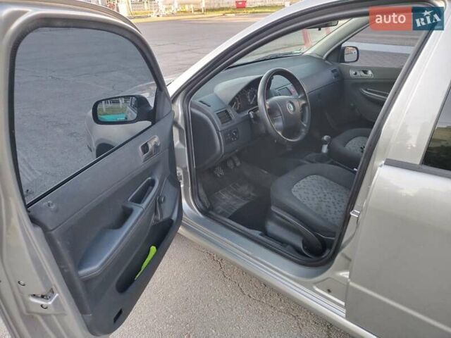Серый Шкода Фабия, объемом двигателя 1.39 л и пробегом 277 тыс. км за 4800 $, фото 6 на Automoto.ua