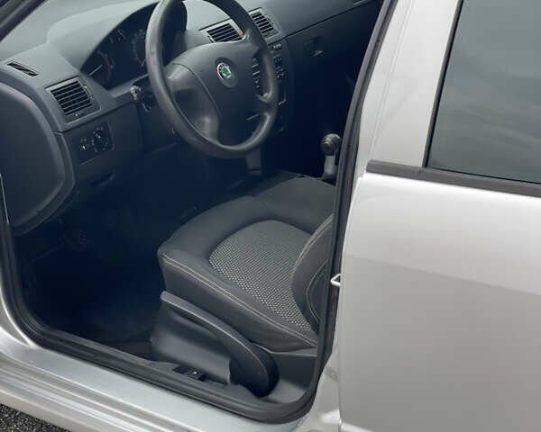 Серый Шкода Фабия, объемом двигателя 1.4 л и пробегом 231 тыс. км за 4500 $, фото 12 на Automoto.ua