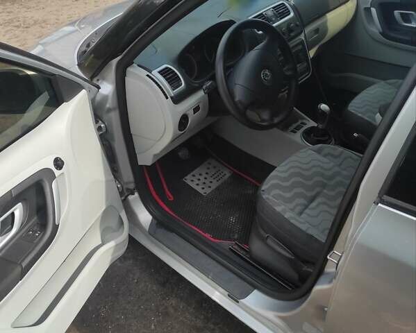 Серый Шкода Фабия, объемом двигателя 1.9 л и пробегом 304 тыс. км за 4600 $, фото 5 на Automoto.ua