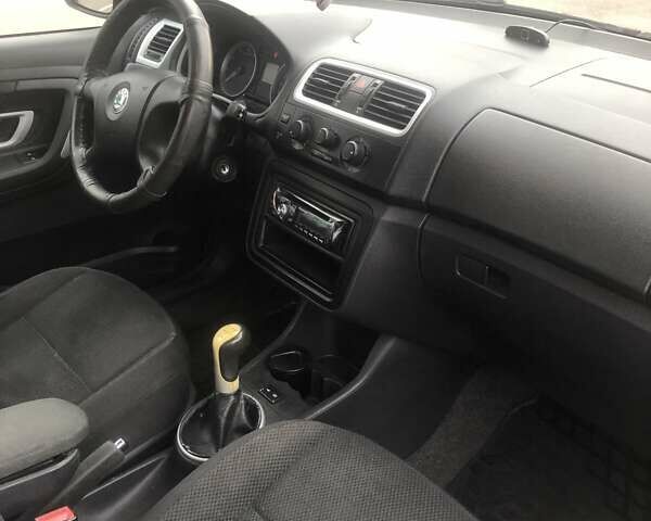 Серый Шкода Фабия, объемом двигателя 1.39 л и пробегом 255 тыс. км за 5300 $, фото 5 на Automoto.ua