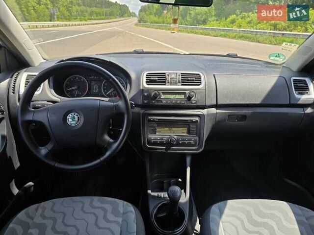 Серый Шкода Фабия, объемом двигателя 1.6 л и пробегом 215 тыс. км за 5599 $, фото 33 на Automoto.ua