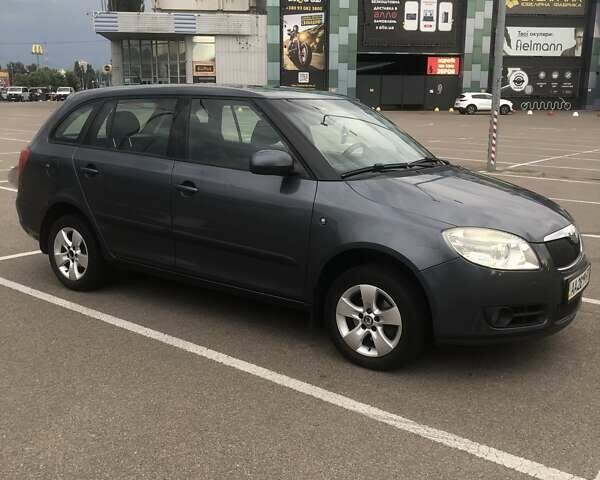 Серый Шкода Фабия, объемом двигателя 1.39 л и пробегом 255 тыс. км за 5300 $, фото 3 на Automoto.ua