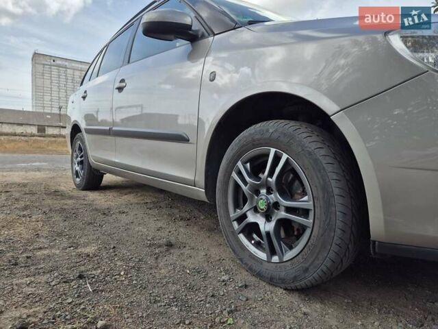 Сірий Шкода Фабія, об'ємом двигуна 1.4 л та пробігом 270 тис. км за 5000 $, фото 2 на Automoto.ua