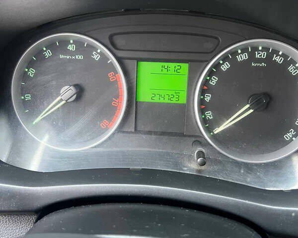 Серый Шкода Фабия, объемом двигателя 1.39 л и пробегом 274 тыс. км за 4700 $, фото 5 на Automoto.ua