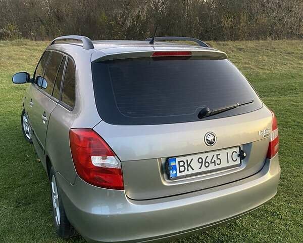Серый Шкода Фабия, объемом двигателя 1.4 л и пробегом 310 тыс. км за 4200 $, фото 12 на Automoto.ua