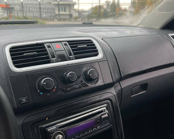 Серый Шкода Фабия, объемом двигателя 1.39 л и пробегом 274 тыс. км за 4700 $, фото 10 на Automoto.ua