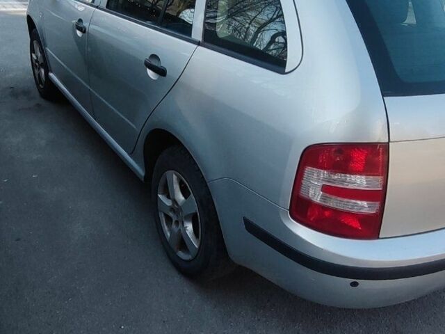 Серый Шкода Фабия, объемом двигателя 0 л и пробегом 297 тыс. км за 4000 $, фото 3 на Automoto.ua