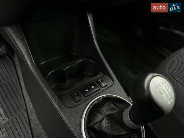 Серый Шкода Фабия, объемом двигателя 1.39 л и пробегом 224 тыс. км за 5800 $, фото 29 на Automoto.ua