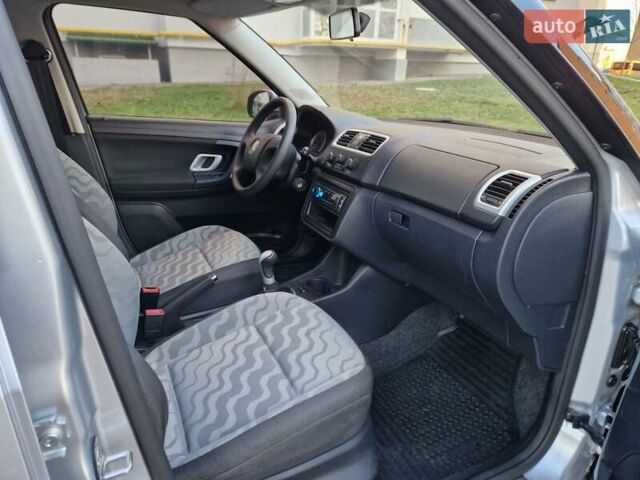 Серый Шкода Фабия, объемом двигателя 1.4 л и пробегом 147 тыс. км за 5600 $, фото 31 на Automoto.ua