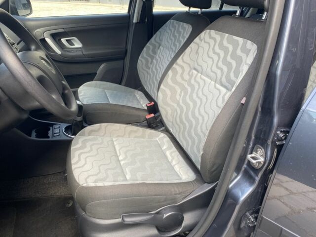 Сірий Шкода Фабія, об'ємом двигуна 1.4 л та пробігом 250 тис. км за 5500 $, фото 4 на Automoto.ua
