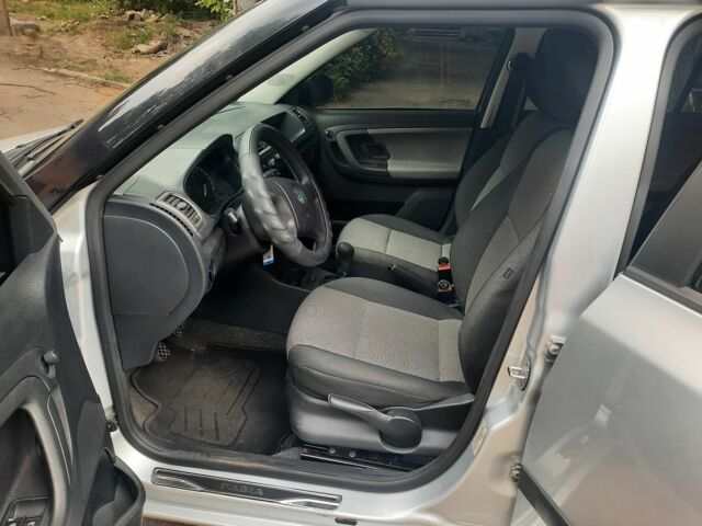 Серый Шкода Фабия, объемом двигателя 0 л и пробегом 157 тыс. км за 5800 $, фото 6 на Automoto.ua