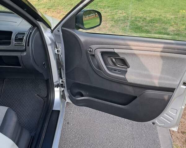 Серый Шкода Фабия, объемом двигателя 1.39 л и пробегом 190 тыс. км за 5900 $, фото 36 на Automoto.ua