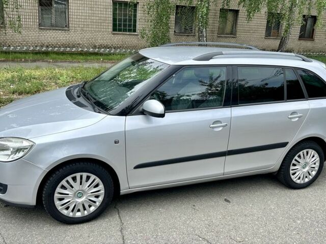 Серый Шкода Фабия, объемом двигателя 1.4 л и пробегом 230 тыс. км за 5350 $, фото 4 на Automoto.ua