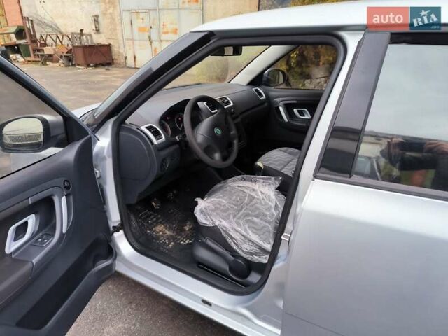 Серый Шкода Фабия, объемом двигателя 1.39 л и пробегом 147 тыс. км за 5200 $, фото 13 на Automoto.ua