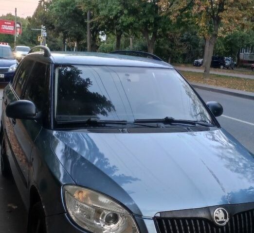 Серый Шкода Фабия, объемом двигателя 1.2 л и пробегом 307 тыс. км за 3800 $, фото 1 на Automoto.ua