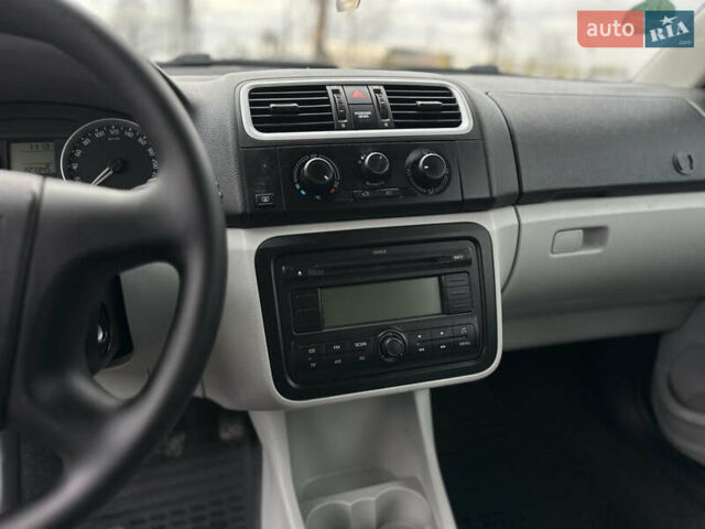 Сірий Шкода Фабія, об'ємом двигуна 1.39 л та пробігом 227 тис. км за 5500 $, фото 25 на Automoto.ua