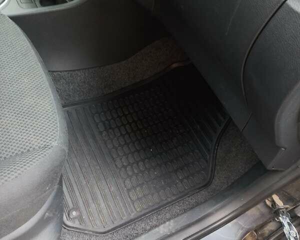 Сірий Шкода Фабія, об'ємом двигуна 1.39 л та пробігом 250 тис. км за 5300 $, фото 4 на Automoto.ua