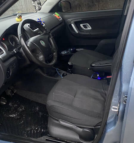 Серый Шкода Фабия, объемом двигателя 1.4 л и пробегом 395 тыс. км за 4200 $, фото 5 на Automoto.ua