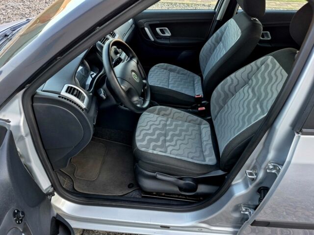 Серый Шкода Фабия, объемом двигателя 1.2 л и пробегом 237 тыс. км за 3999 $, фото 4 на Automoto.ua