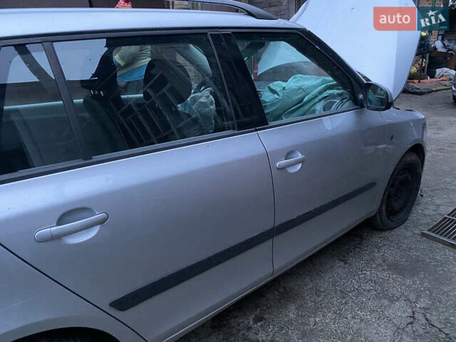 Сірий Шкода Фабія, об'ємом двигуна 1.39 л та пробігом 235 тис. км за 3000 $, фото 4 на Automoto.ua