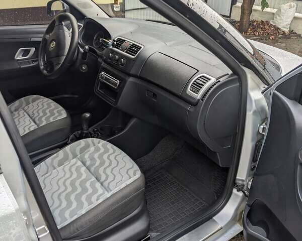 Сірий Шкода Фабія, об'ємом двигуна 1.4 л та пробігом 220 тис. км за 4500 $, фото 2 на Automoto.ua