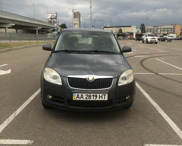 Серый Шкода Фабия, объемом двигателя 1.39 л и пробегом 255 тыс. км за 5300 $, фото 1 на Automoto.ua