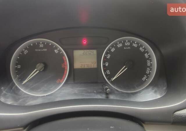Сірий Шкода Фабія, об'ємом двигуна 1.42 л та пробігом 237 тис. км за 3800 $, фото 3 на Automoto.ua