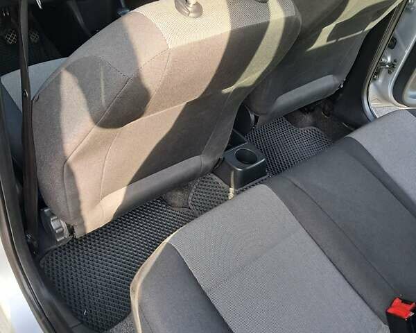 Серый Шкода Фабия, объемом двигателя 1.39 л и пробегом 190 тыс. км за 5900 $, фото 27 на Automoto.ua