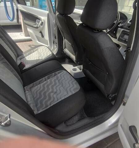 Сірий Шкода Фабія, об'ємом двигуна 1.42 л та пробігом 237 тис. км за 3800 $, фото 10 на Automoto.ua