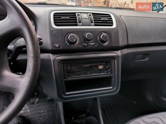 Серый Шкода Фабия, объемом двигателя 1.39 л и пробегом 147 тыс. км за 5200 $, фото 6 на Automoto.ua