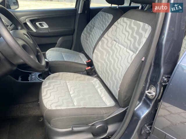 Сірий Шкода Фабія, об'ємом двигуна 1.4 л та пробігом 250 тис. км за 5500 $, фото 19 на Automoto.ua