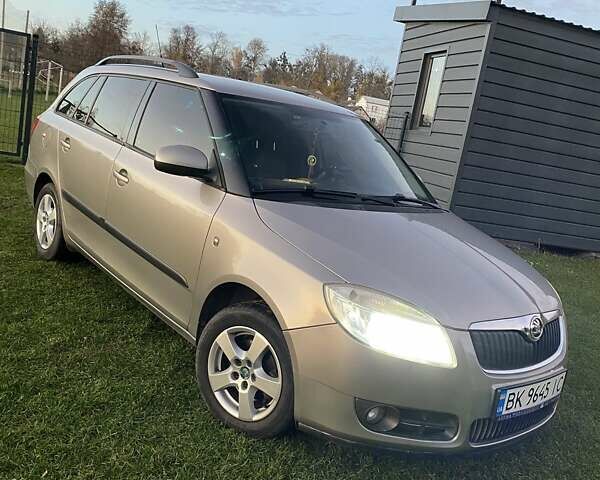 Серый Шкода Фабия, объемом двигателя 1.4 л и пробегом 310 тыс. км за 4200 $, фото 14 на Automoto.ua