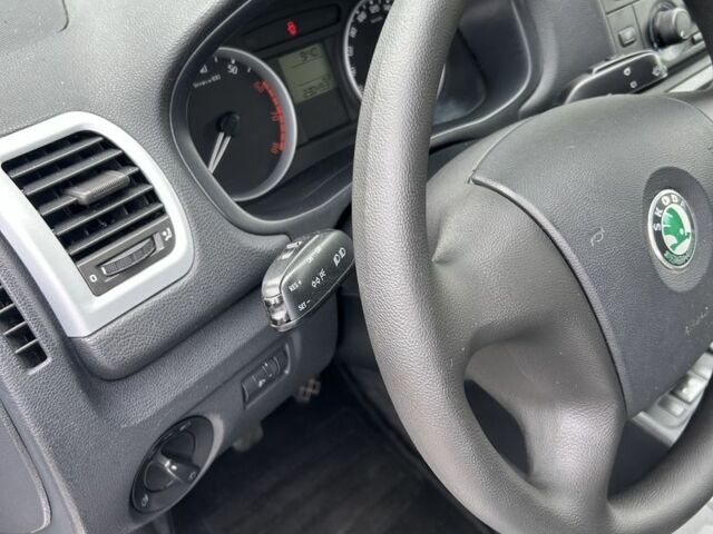 Серый Шкода Фабия, объемом двигателя 1.4 л и пробегом 230 тыс. км за 5350 $, фото 6 на Automoto.ua