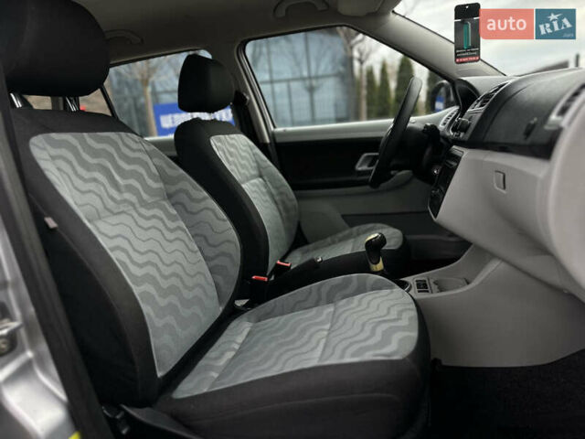 Сірий Шкода Фабія, об'ємом двигуна 1.39 л та пробігом 227 тис. км за 5500 $, фото 43 на Automoto.ua